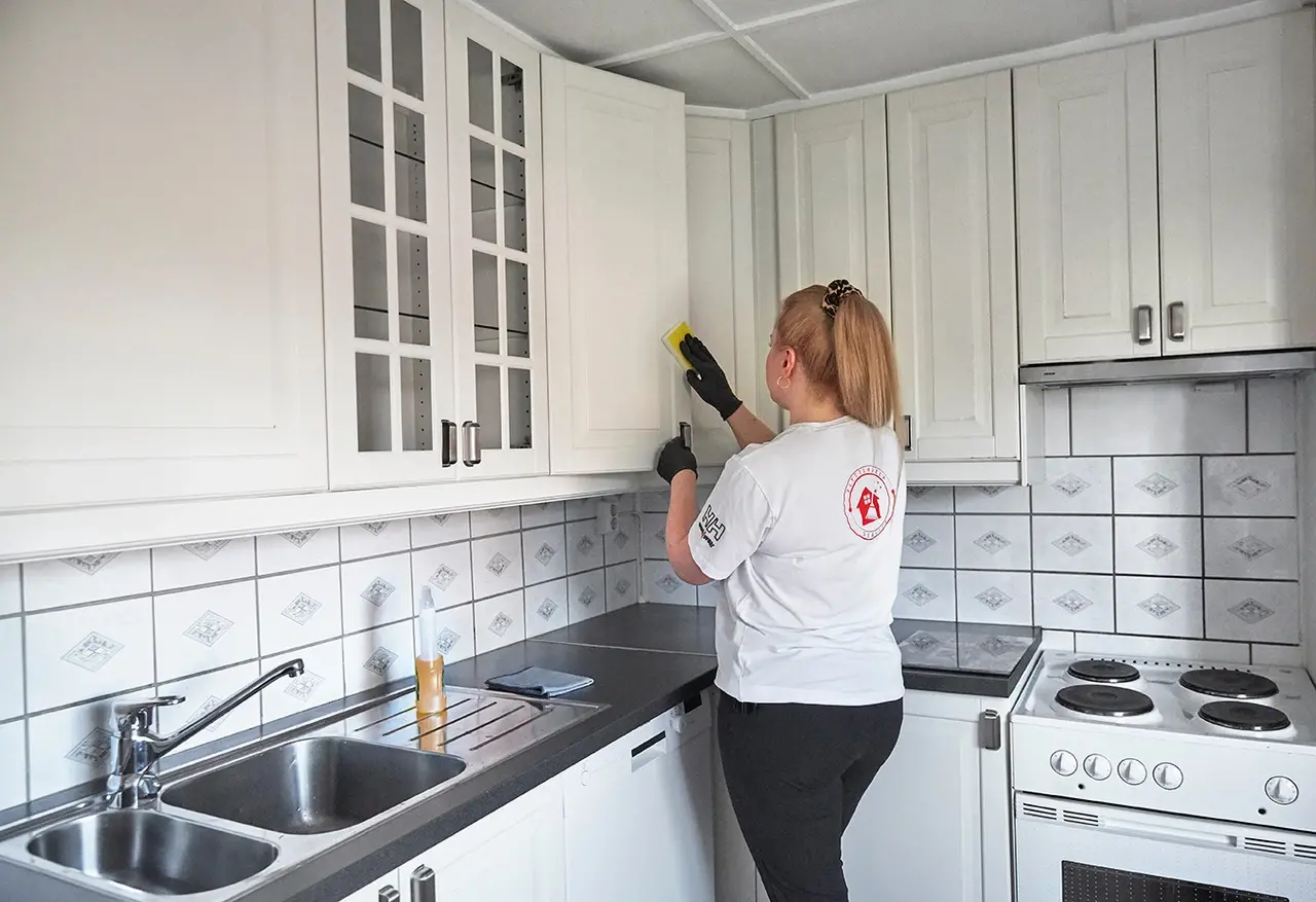 kvinne som vasker huset