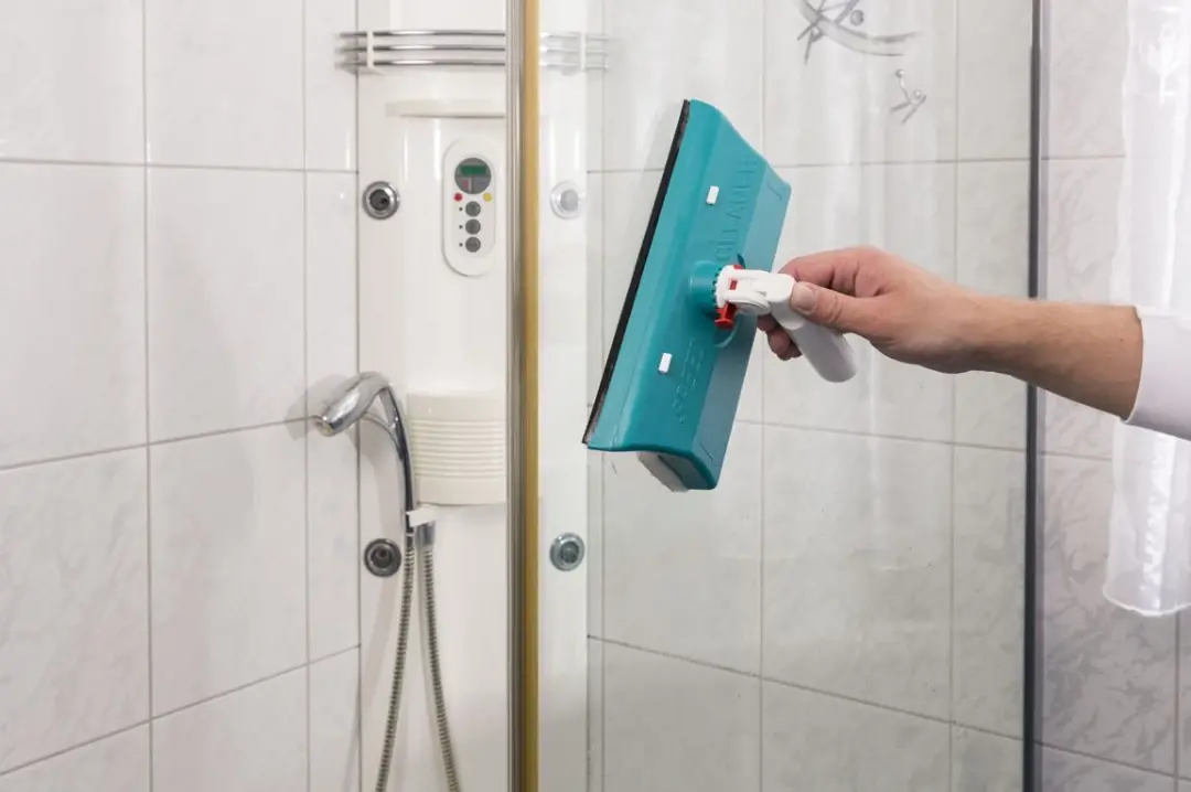 vaske dusjkabinettet med en vaskemaskin