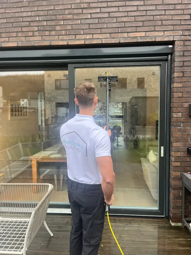 Profesjonell Vindusvask en mann som vasker vinduer